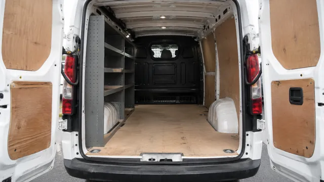 KI-Symbolbild: geöffneter Transporter mit leerem Laderaum, Holzboden und festem Seitenregal