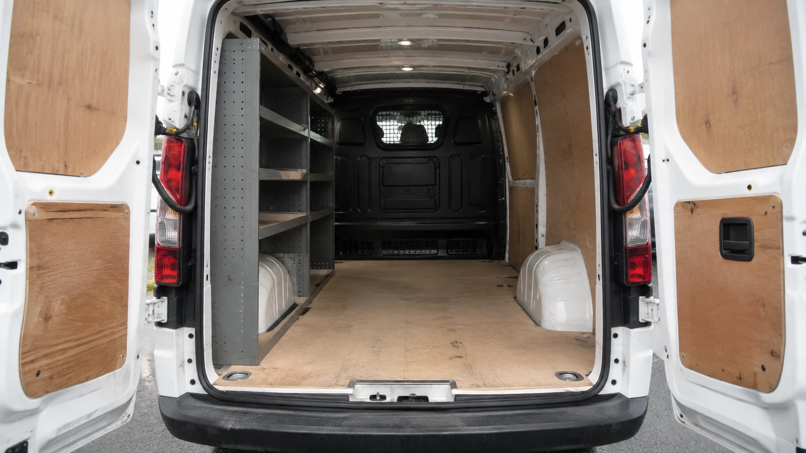 KI-Symbolbild: geöffneter Transporter mit leerem Laderaum, Holzboden und festem Seitenregal